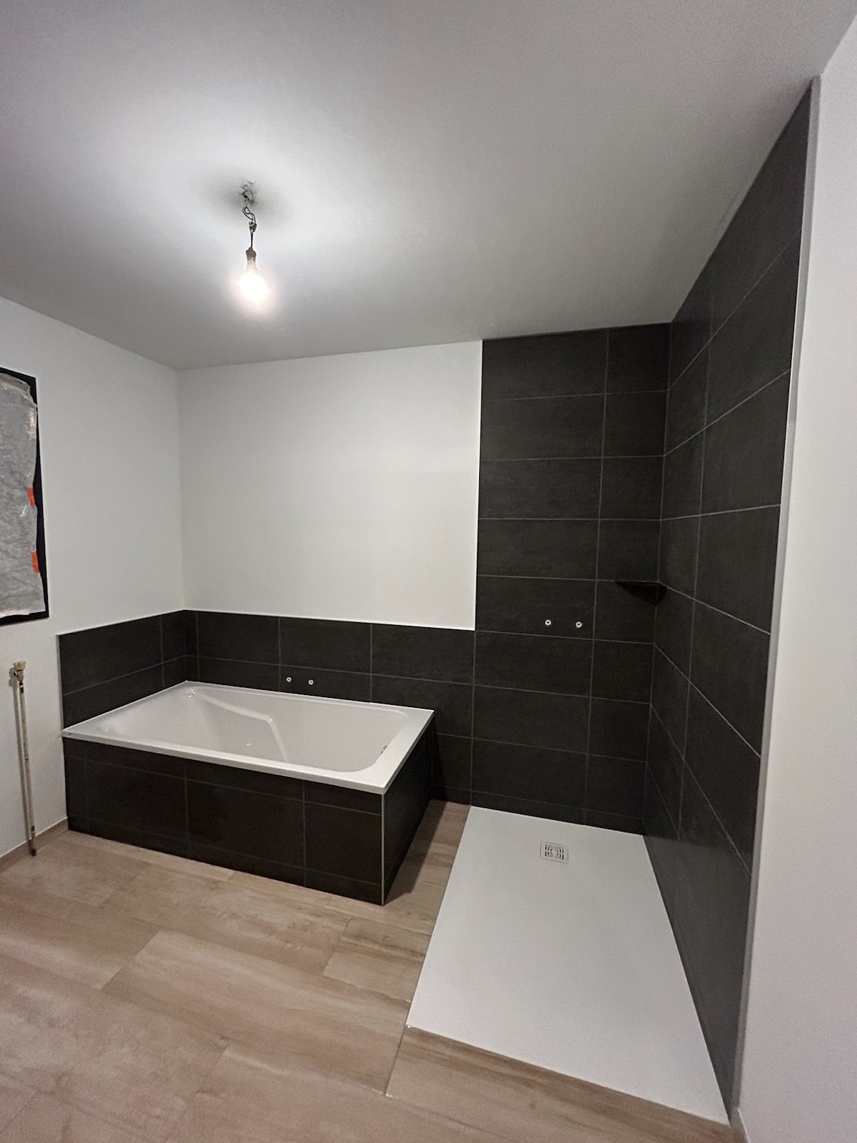 Salle de bain contemporaine avec carrelage anthracite et blanc