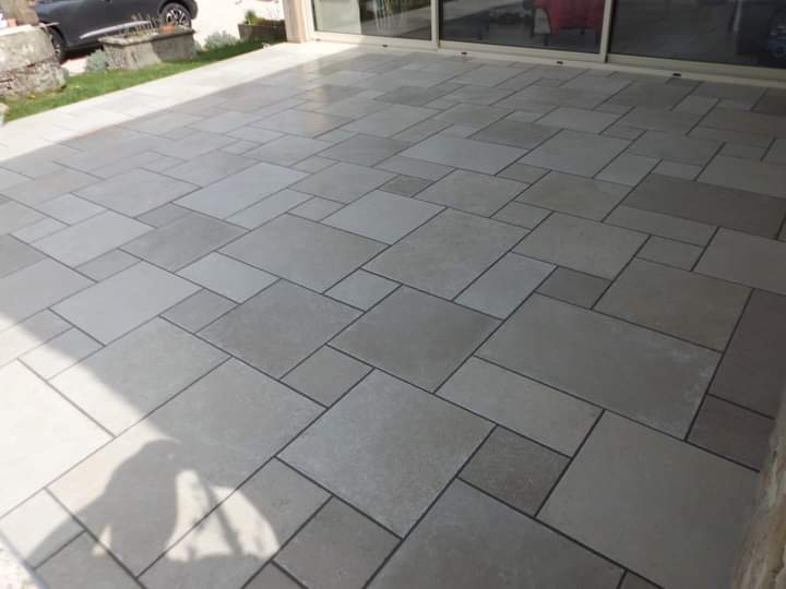 Vue d'ensemble d'une terrasse dallée moderne