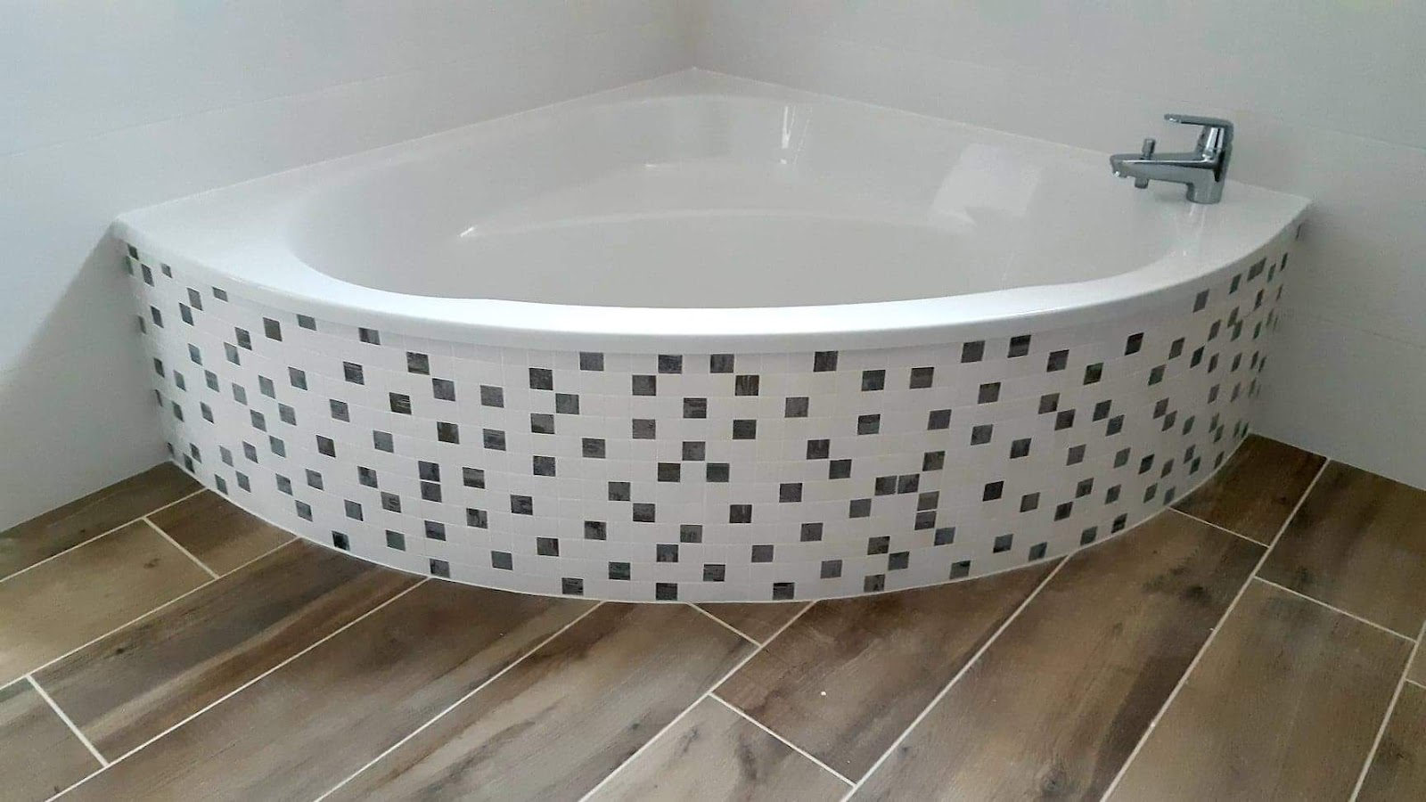 Baignoire d'angle avec habillage en mosaïque