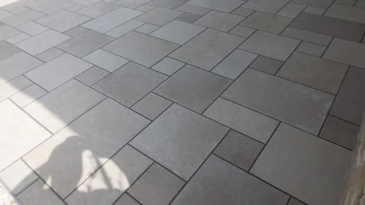 Terrasse en pavés multiformat gris