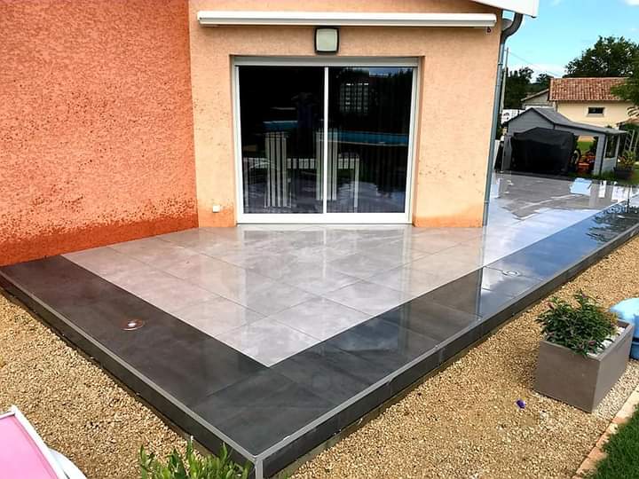 Aménagement d'une terrasse bicolore avec éclairage intégré
